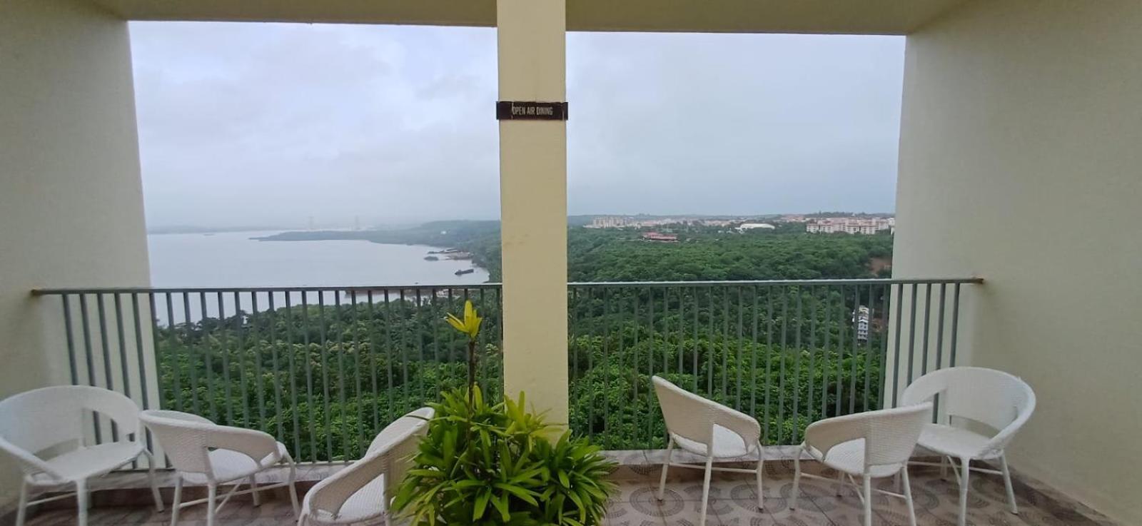 Good Stay 2Bhk Pool Apartment 10 Mins From Dabolim Airport Goa 102 Consua 외부 사진